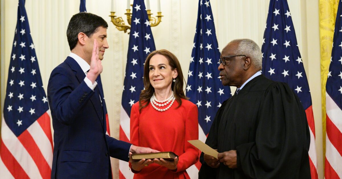 Kevin Warsh gjatë ceremonisë së betimit si kryetar i Rezervës Federale