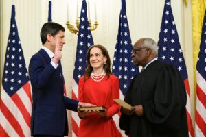 Kevin Warsh gjatë ceremonisë së betimit si kryetar i Rezervës Federale