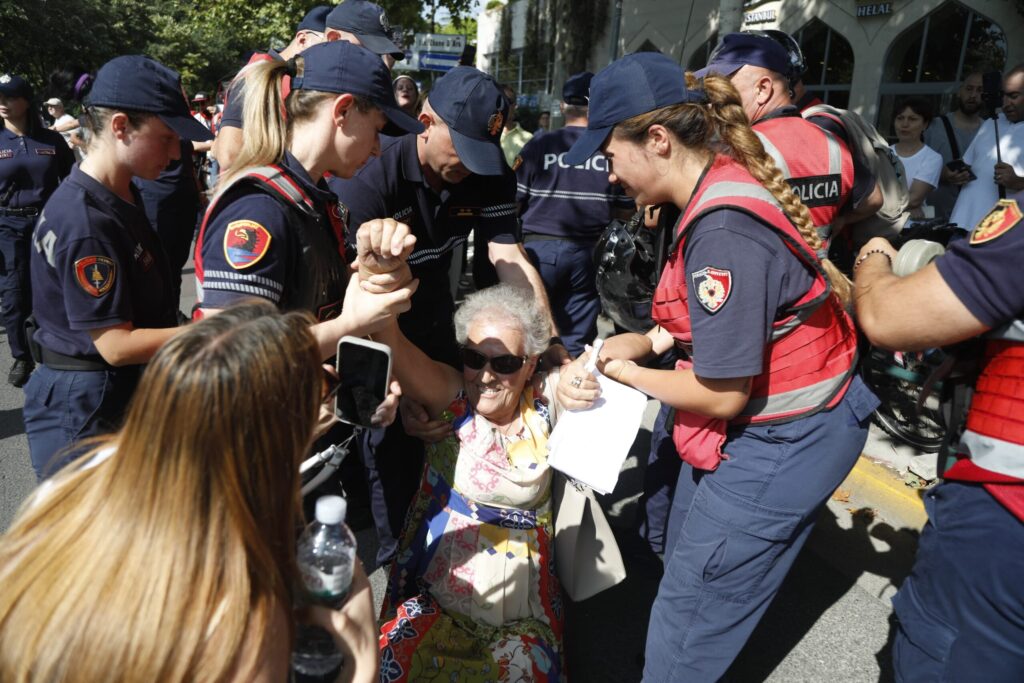 Protesta para kuvendit  11 të shoqëruar  Tensione dhe përplasje me policinë në disa zona të Tiranës