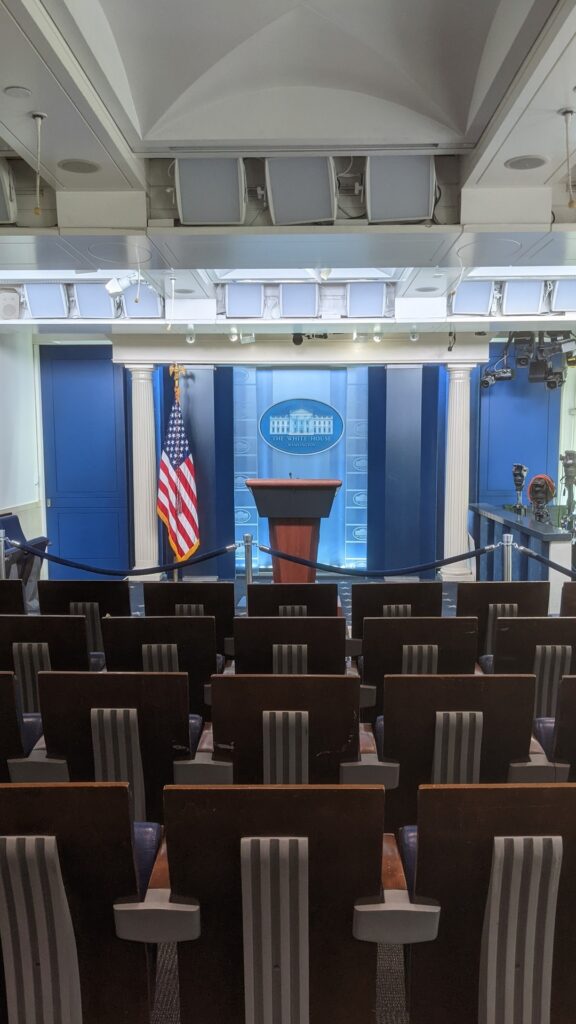 Trump e mbron në Zyrën Ovale  ndalimin  e CNN  MS NOW dhe Politico  kërcënon edhe New York Times in dhe Washington Post in