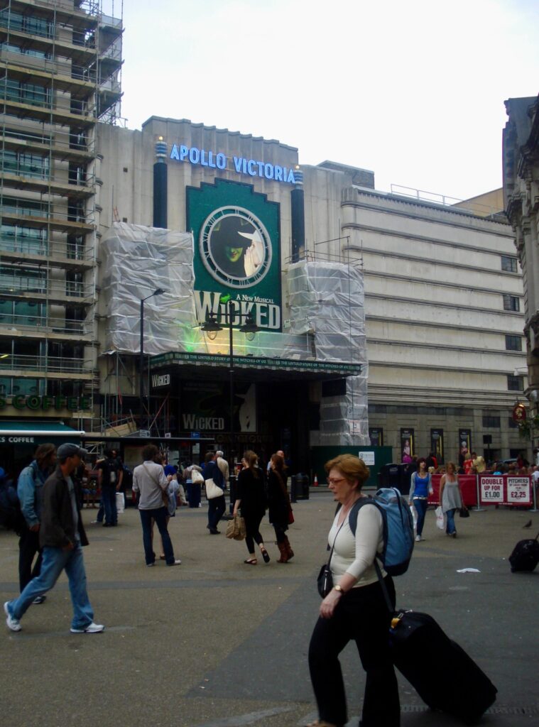 «Wicked» mirëpret spektatorin e 14 miliontë në West End — sot  në ditën e 20 vjetorit  shfaqja gala në Apollo Victoria