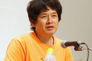 Yoshitomo Nara gjatë një konference për shtyp në Muzeun e Artit të Yokohamas, 2012
