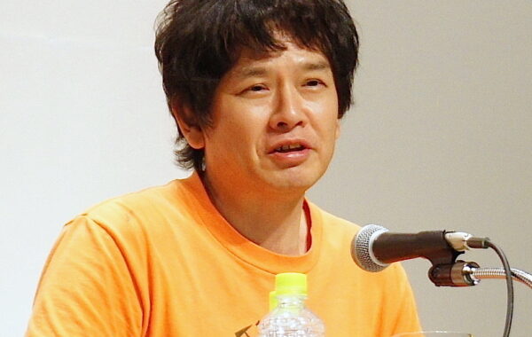 Yoshitomo Nara gjatë një konference për shtyp në Muzeun e Artit të Yokohamas, 2012