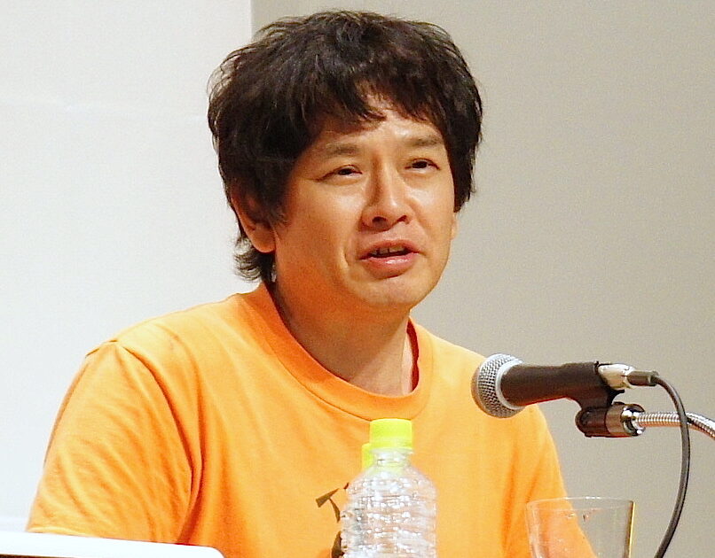 Yoshitomo Nara gjatë një konference për shtyp në Muzeun e Artit të Yokohamas, 2012