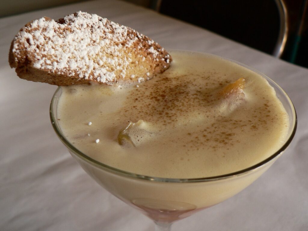 Zabaione italiane — kremi klasik me të verdha vezësh  sheqer dhe verë Marsala
