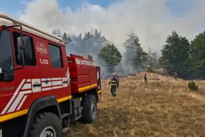 Zjarrfikësit e Nikshiqit në aksion për shuarjen e zjarrit në Pragë (Foto: Dan)