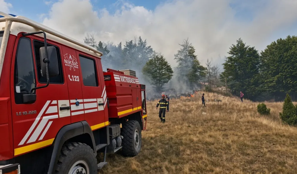 U shua zjarri në Pragë të Nikshiqit pas ditësh aktiviteti — zjarrfikësit ende në terren në Lukavicë dhe Zla Gorë