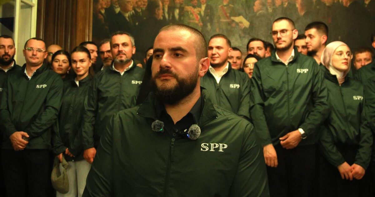 Kryetari i Partisë për Drejtësi dhe Pajtim (SPP), Usame Zukorlić, gjatë dorëzimit të listës zgjedhore me 250 kandidatë për deputetë dhe mbi 7.000 firma mbështetëse te Komisioni Republikan Zgjedhor (RIK).