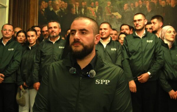 Kryetari i Partisë për Drejtësi dhe Pajtim (SPP), Usame Zukorlić, gjatë dorëzimit të listës zgjedhore me 250 kandidatë për deputetë dhe mbi 7.000 firma mbështetëse te Komisioni Republikan Zgjedhor (RIK).