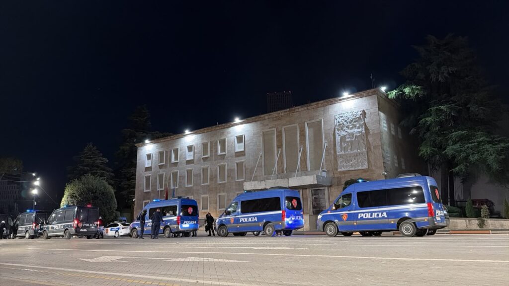 Mbyllet protesta në Tiranë  13 të lënduar dhe disa persona të shoqëruar