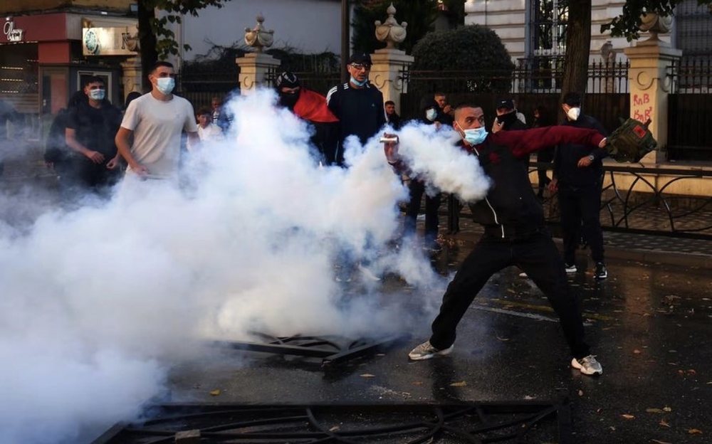 Deputeti i PS komenton protestuesin që mori mikrofonin në protestë  Ish punonjës i SHIK ut të Gazidedes  eksponent i hapur
