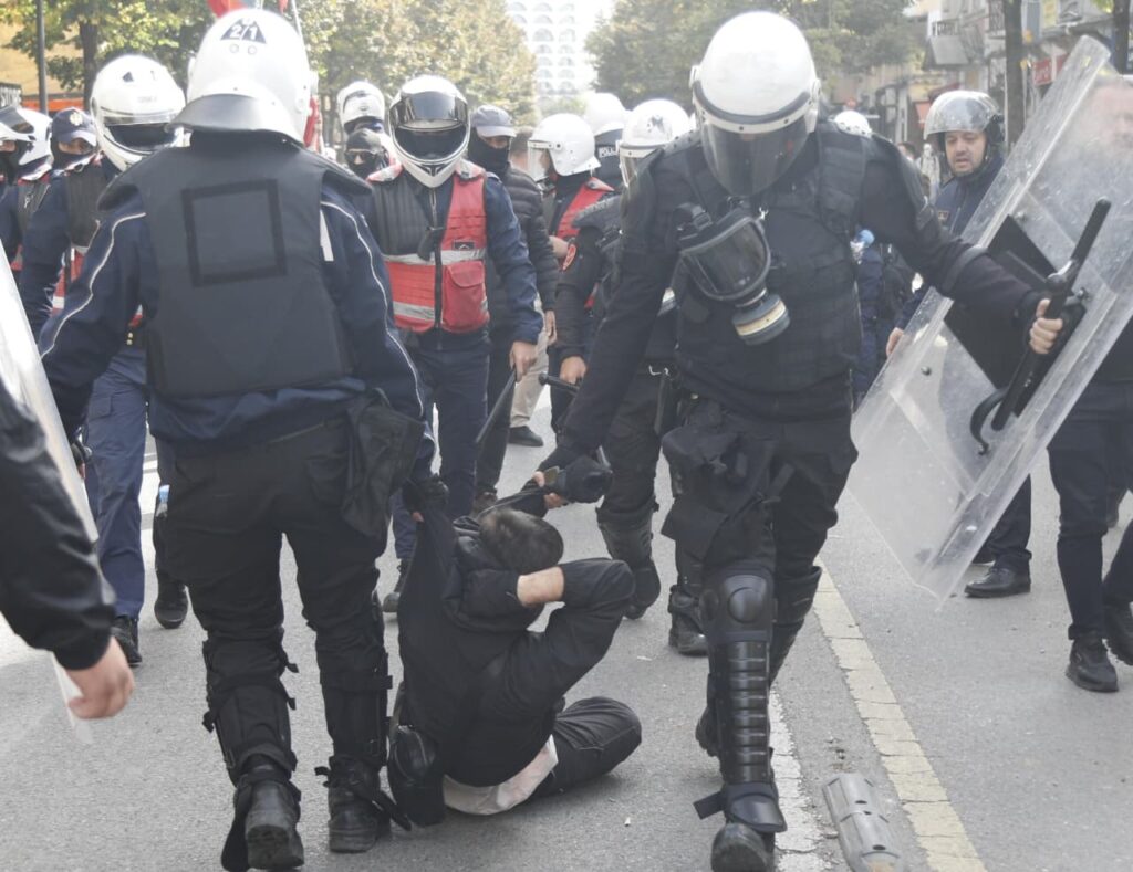  Mercenarë serbë po arrestojnë protestuesit   Policia  Gënjeshtër  po nxisin konflikt nga ndjenjat nacionaliste