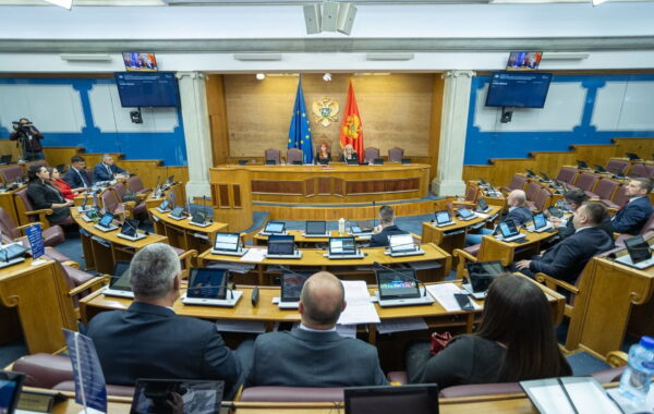 MUNGESA E OPOZITËS NË KUVEND, MBETET