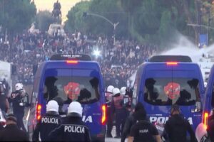 jashtë kontrollit, policia