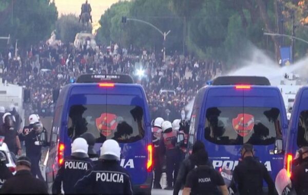 jashtë kontrollit, policia