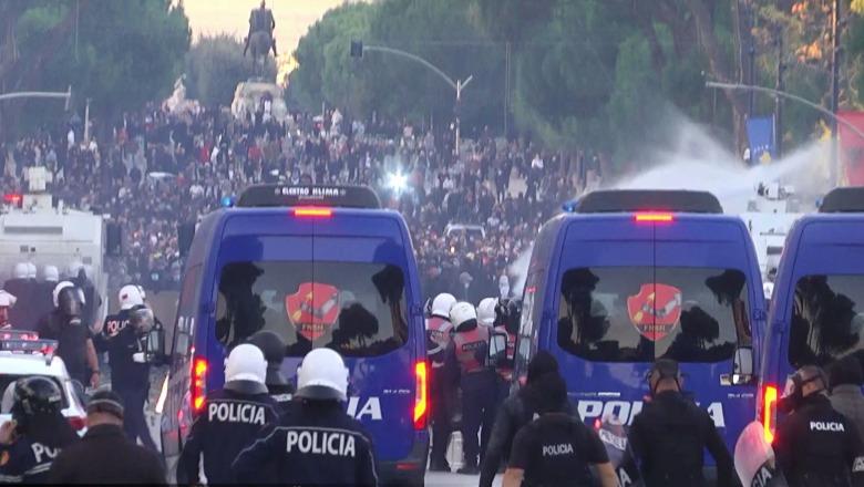 Protesta del jashtë kontrollit  policia mësyn me furgonë drejt protestuesve  Protestuesi humb ndjenjat  efektivi i jep ndihm�