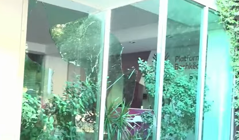 Sulmohet me gurë dhe sende të forta selia e PS  policia shpërndan turmën