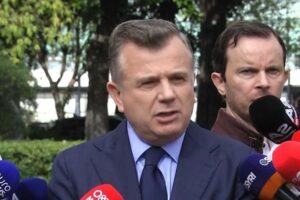 tentoi të digjte selinë e