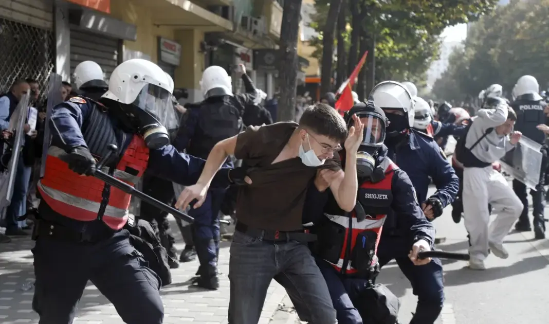gjatë protestave