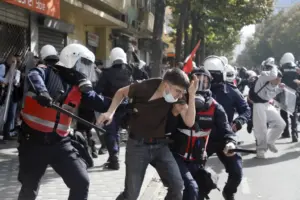 gjatë protestave