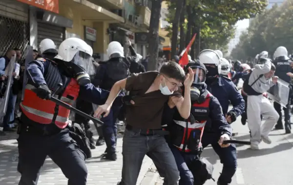 gjatë protestave