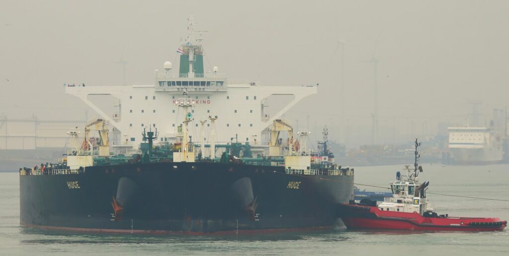 IRGC godet një supertanker në Ngushticën e Hormuzit  anija e tretë e goditur në dy ditë