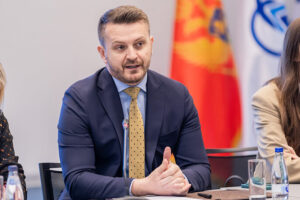 ASNJË HAP PËR