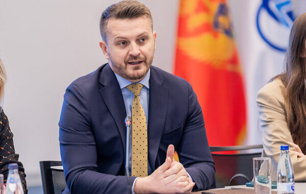 ASNJË HAP PËR