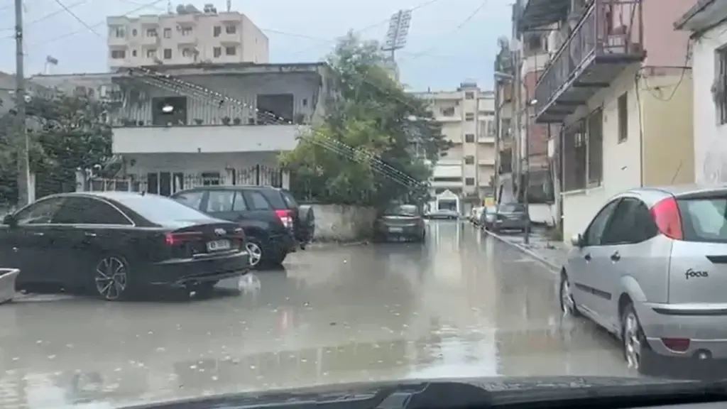 Reshjet e dendura të shiut përmbytin rrugët në Vlorë
