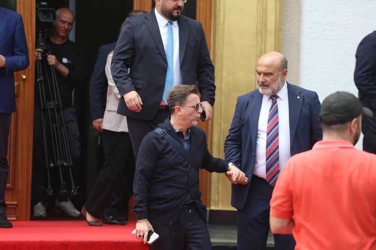 Dy deputetë të PS i thonë jo hartës së re territoriale  Braçe dhe Sinaj votuan kundër shkrirjes së 15 bashkive