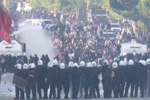 Vandalët përkrahen, policët sulmohen