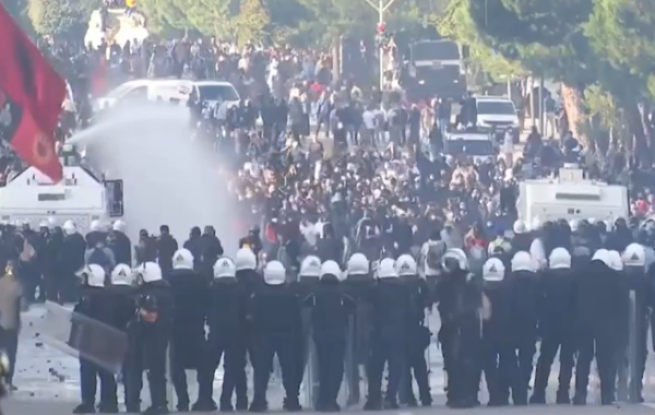 Vandalët përkrahen, policët sulmohen
