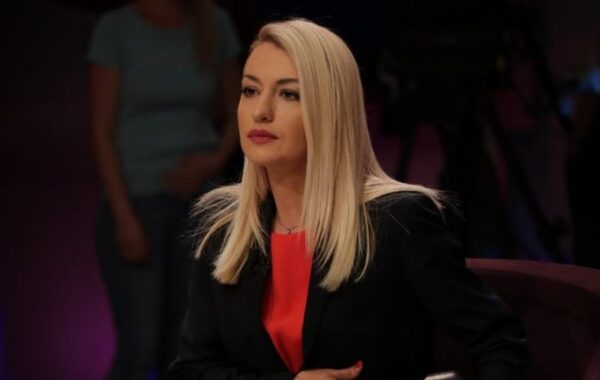 Kush i organizon dhe financon