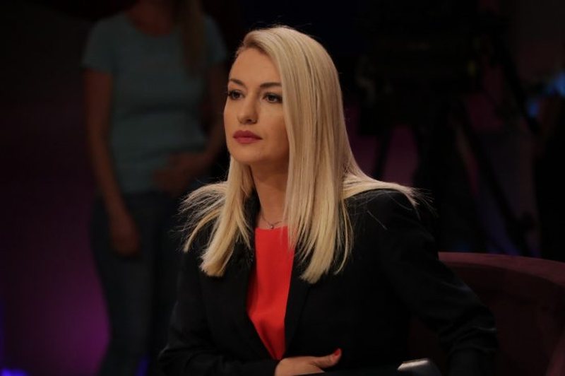 Romina Kuko ngre dyshime për protestat në Shqipëri  Kush i organizon dhe financon sulmet ndaj institucioneve 