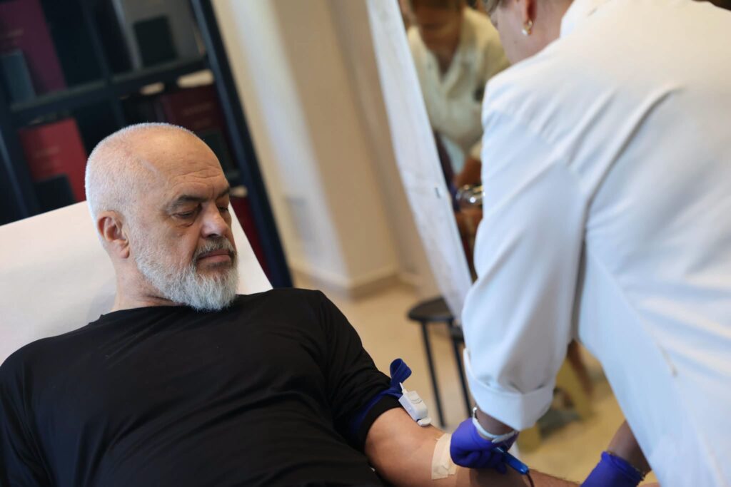 Rama dhuron gjak  vijon tradita në Kryeministri   Dhuro gjak  shpëto jetë 