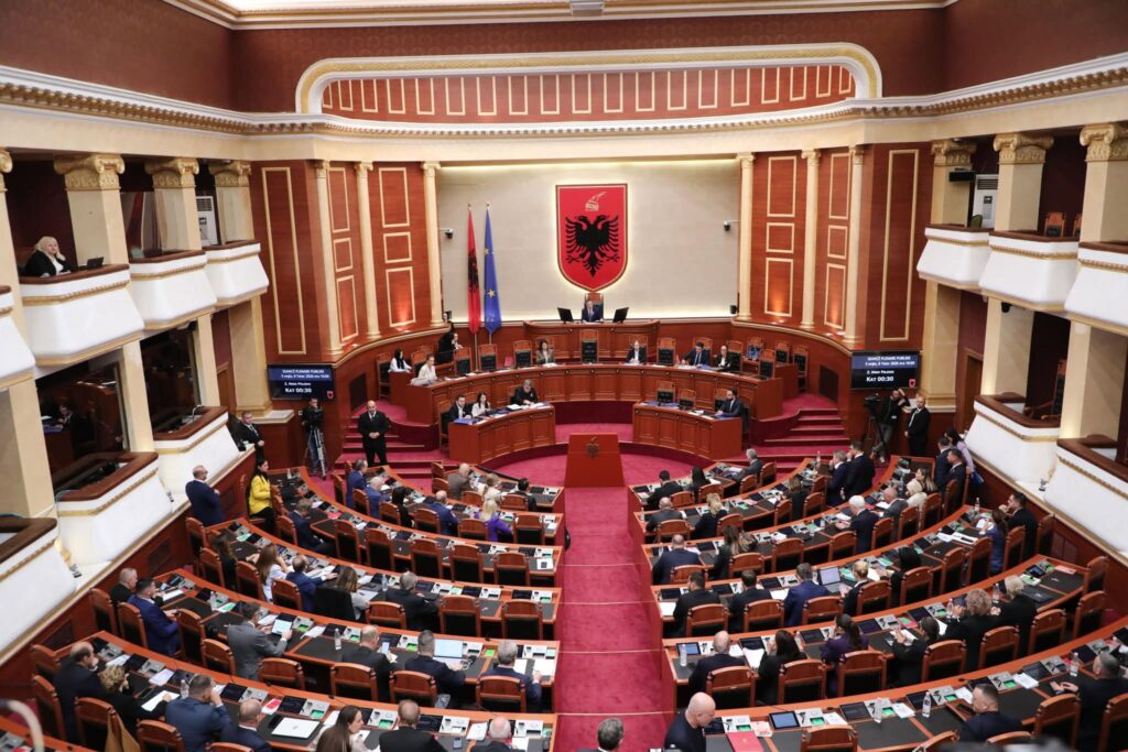 Deputetët mblidhen sot në seancë plenare  studentët paralajmërojnë protestë para Parlamentit