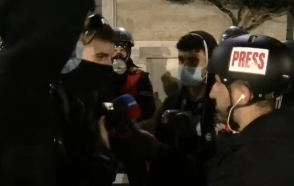 në bulevardin përpara Kryeministrisë,