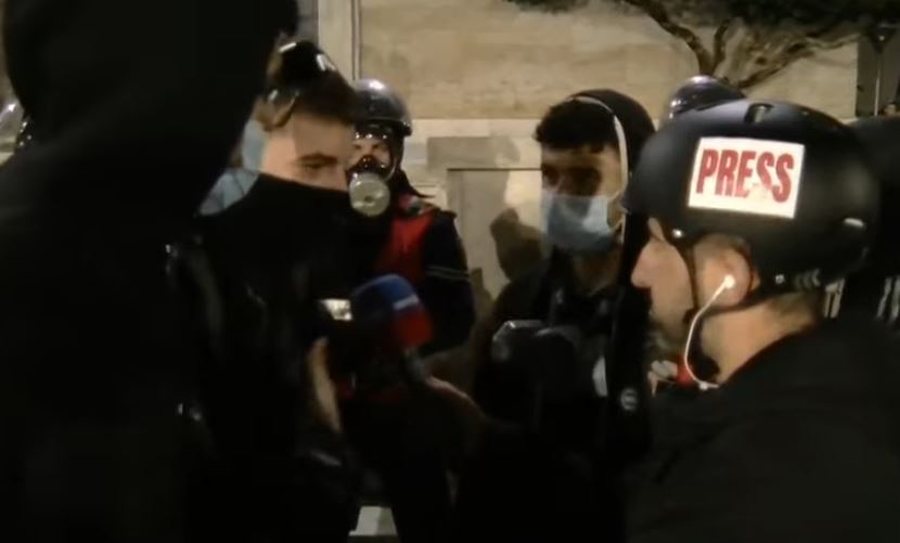 Momente qetësie në bulevardin përpara Kryeministrisë  protestuesi tregon marrëveshjen me efektivët 