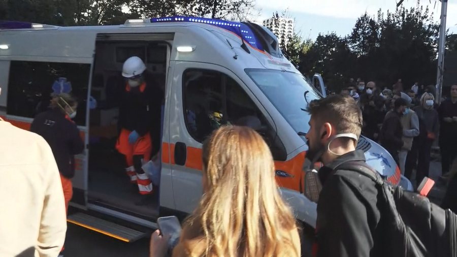 Ambulanca u bllokua në protestë  Qendra Kombëtare e Urgjencës  Janë në shërbim të jetës  pengimi i tyre rrezikon jetën