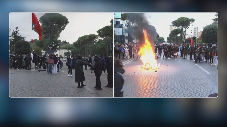 Flakët përfshijnë karriget e Ramës para Kryeministrisë  protestuesit refuzojnë dialogun dhe kërkojnë dorëheqjen e kreut