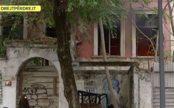 VIDEO   Protesta në Tiranë  i vihet zjarri një ndërtese pranë Ministrisë së Arsimit