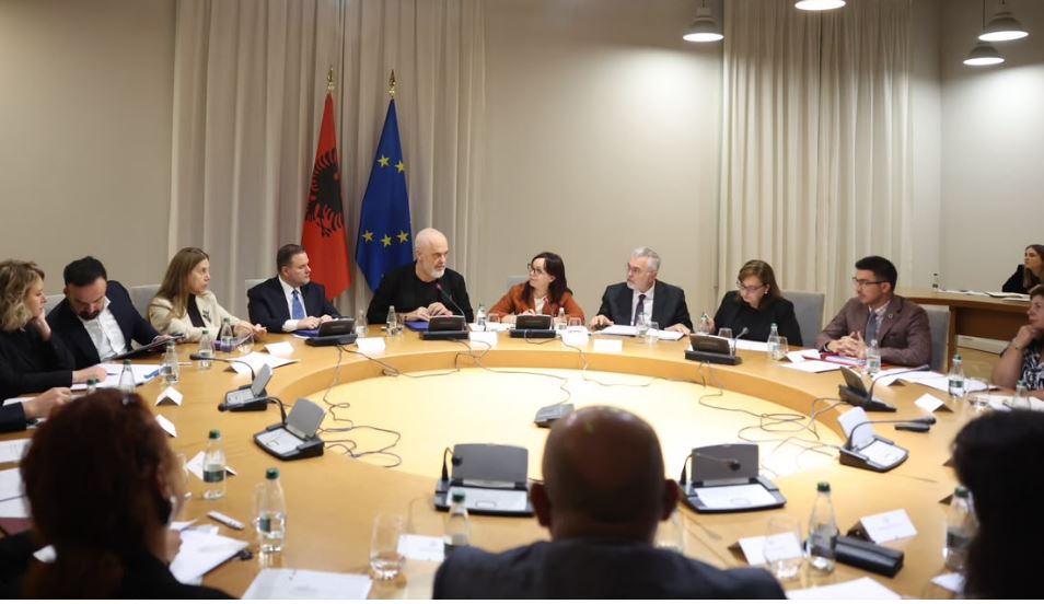 Rama  Do nisim konsultimet për kufizimin e rrjeteve sociale për të miturit  Nga viti i ardhshëm  fëmijët në shkollë deri në orën 17 00