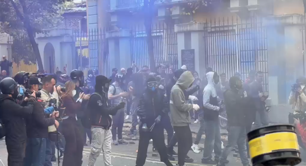 Tensione te Ministria e Arsimit  Protestuesit qëllojnë me gurë e llastiqe  policia përgjigjet me ujë  VIDEO 