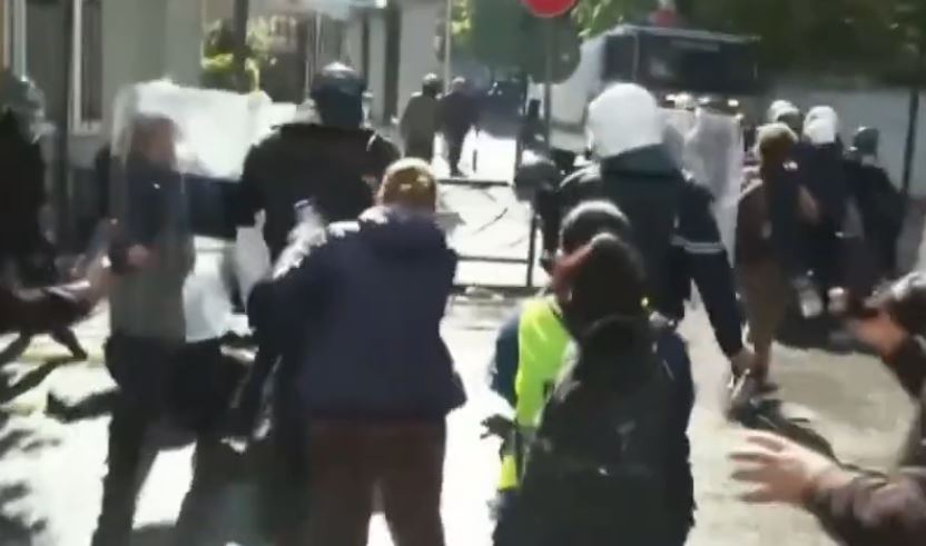 VIDEO   Sërish tensione para Ministrisë së Arsimit  përplasje mes protestuesve dhe policisë