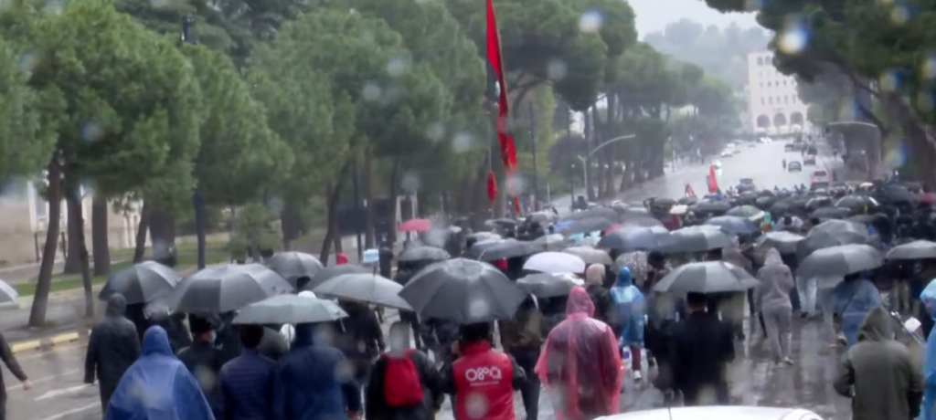 Pas disa orësh qëndresë te Ministria e Arsimit  mes reshjeve të shiut  protestuesit marshojnë drejt Kryeministrisë