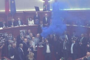 PD bllokon foltoren, mazhoranca miraton projektligjet