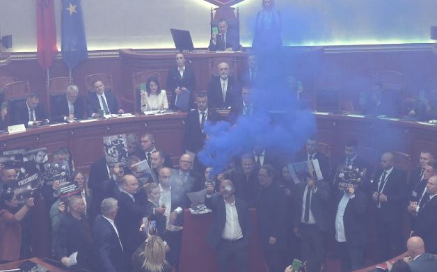 PD bllokon foltoren, mazhoranca miraton projektligjet