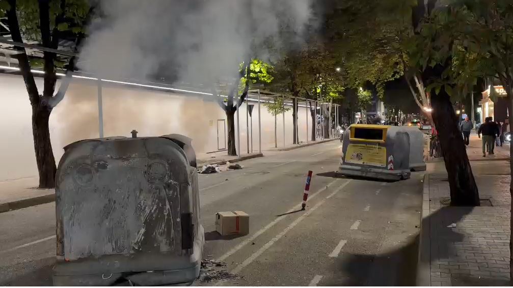 Protestuesit u vënë flakën koshave të mbeturinave gjatë marshimit në kryeqytet  bllokojnë qarkullimin e makinave  VIDEO 