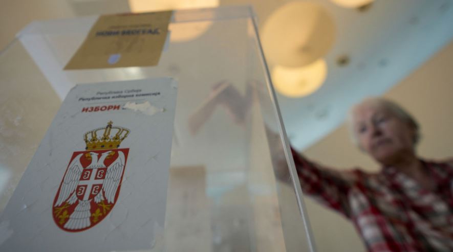 Sot zgjedhjet parlamentare në Serbi  radhë të gjata votuesish në Beograd dhe në qendrat ku votojnë qytetarë nga Kosova