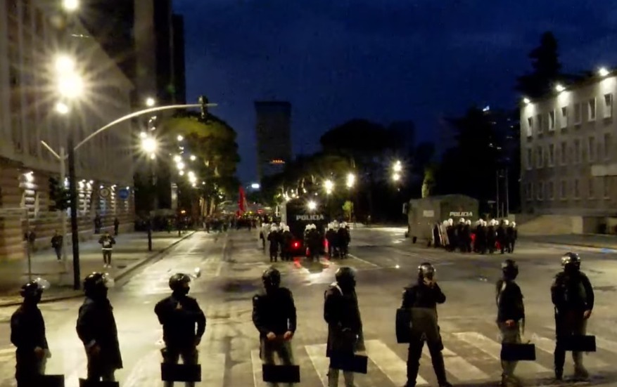 Protestuesit hedhin molotovë drejt Kryeministrisë  policia përgjigjet me ujë dhe gaz lotsjellës